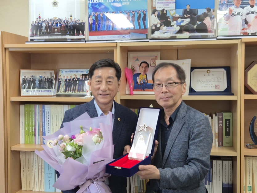 인천시장애인직업재활시설협회가 7월 23일, 인천시의회 이봉락 의원에게 감사패를 전달하고 있다. ⓒ 인천시장애인직업재활시설협회 제공