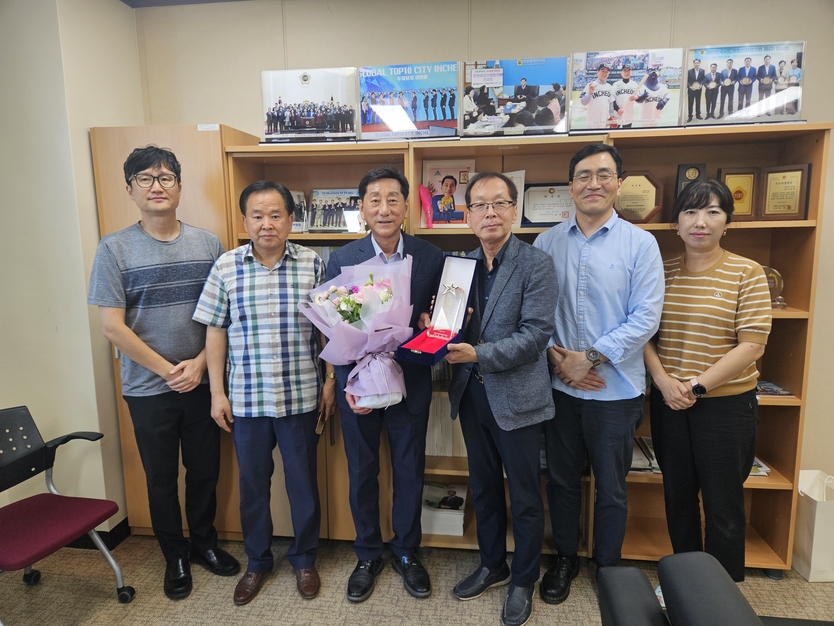 인천시장애인직업재활시설협회가 7월 23일, 인천시의회 이봉락 의원에게 감사패를 전달하고 있다. ⓒ 인천시장애인직업재활시설협회 제공