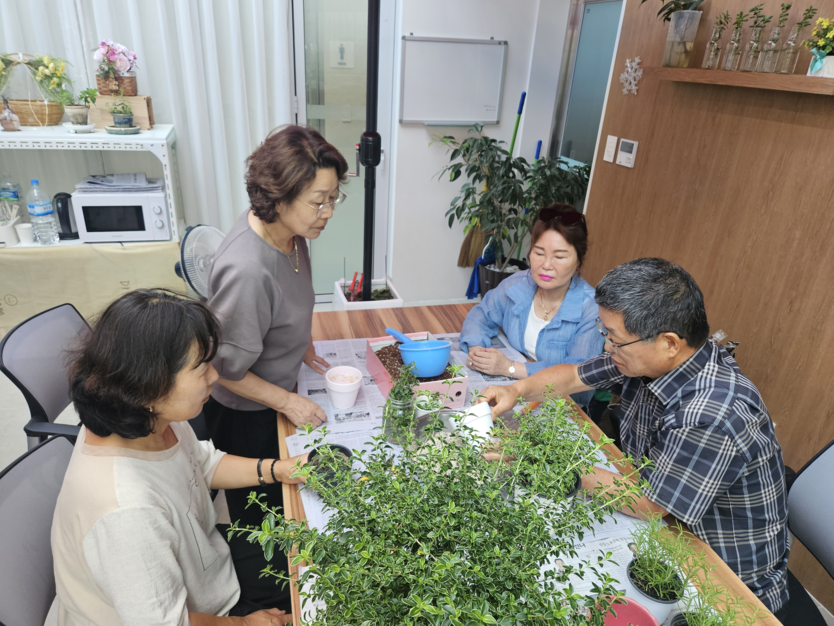 완주군산림조합 가드닝클래스로 주민과 함께ⓒ완주군산림조합 제공