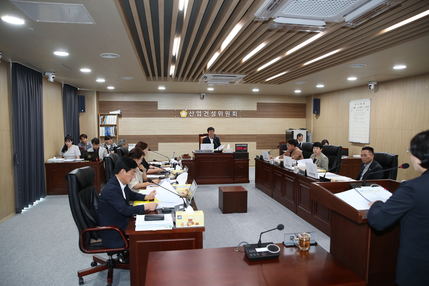 익산시의회 산업건설위원회, 2025년 상반기 결산 및 하반기 주요 사업 점검ⓒ익산시의회 제공