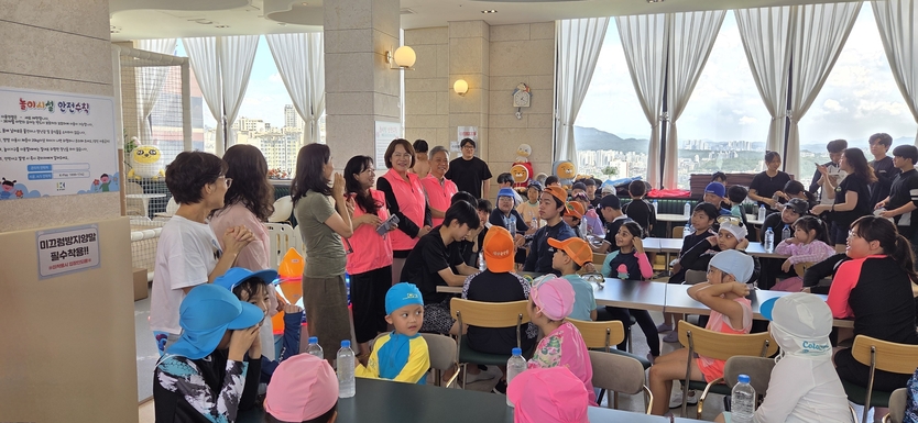 사랑봉사회가 인천 미추홀구 소재의 다솜지역아동센터, 지킴이문학지역아동센터, 옹기종기지역아동센터 소속 초·중·고등학생 50명과 인솔교사 11명을 초청해 여름방학 특별 프로그램 신나는 물놀이 행사를 진행하고 있다.(사진=사랑봉사회)