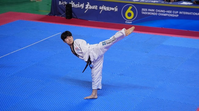 2025 박정희컵 국제오픈태권도대회’에 참가한 신천지 태권도 대표팀이 기념사진을 촬영하고 있다. 이번 대회는 지난 18일부터 21일까지 경북 상주 실내체육관에서 진행된 태권도 국제대회다.