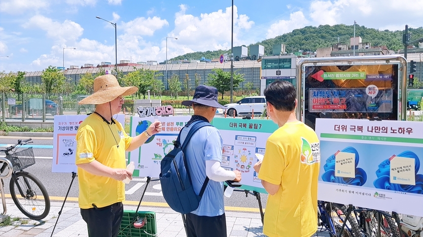 22일 가정중앙시장 인근에서 신천지자원봉사단 서인천지부가 ‘건강한 여름나기 방법’을 공유하고 있다. ⓒ 신천지자원봉사단 서인천지부