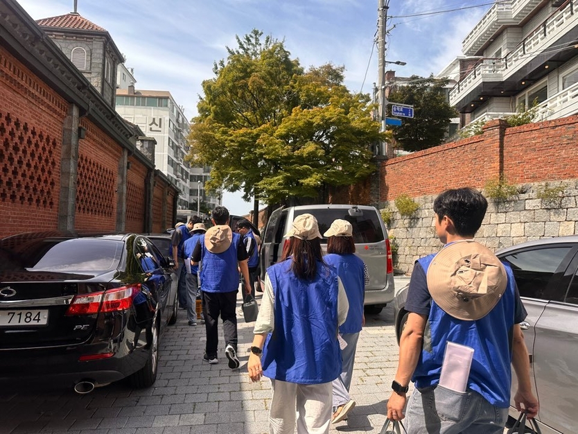 인천관광공사 직원 봉사단이 23일, 중구 성미가엘종합사회복지관에서 지역 어르신들을 위한 사랑의 식사 배달을 하고 있다. ⓒ 인천관광공사 제공