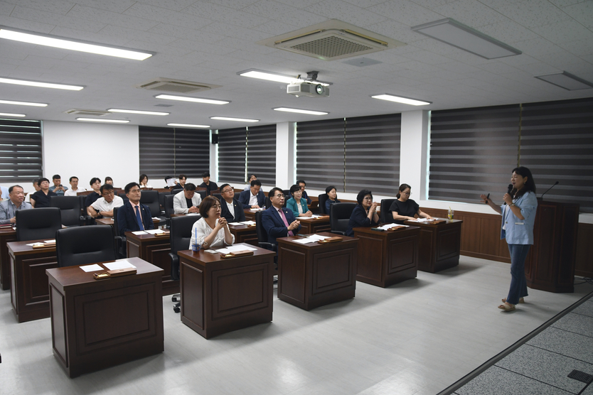 미추홀구의회가 직장 내 인권 의식 제고와 건강한 조직문화 정착을 위해 ‘4대 폭력(성희롱·성폭력·성매매·가정폭력) 예방교육’을 실시하고 있다. ⓒ 미추홀구의회 제공