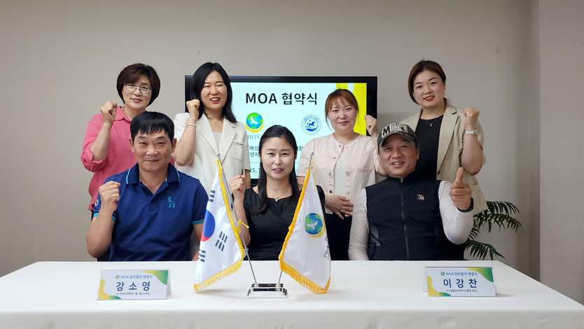  ㈔세계여성평화그룹 계양지부 강소영 지부장이 관계자들과 ㈔재활승마복지진흥원과 업무협약(MOU)을 체결 후 기념촬영을 하고 있다. ⓒ iwpg 제공