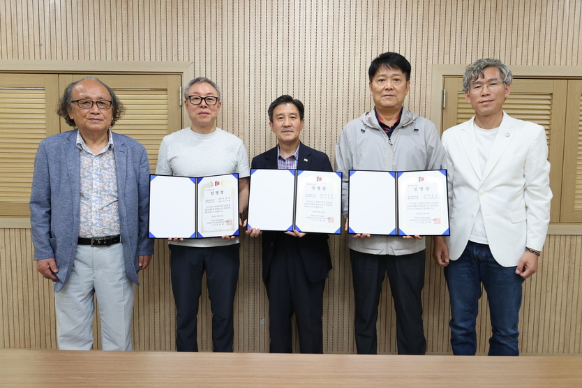 (사)한국신문방송언론인연합회 인천시회 임원진 임명장 수여 右(임용배 이사장,전종학 사무총장,이진희 부회장,유동수 수도권본부장, 최훈 인천시지회장) (사)한국신문방송언론인연합회 인천시회 제공