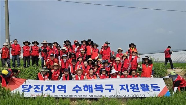 국민의힘 평택시 갑 당원협의회가 7월 23일, 충청남도 당진시 면천면 문봉리 딸기농장에서 진행된 수해복구 봉사활동을 펼친 후 기념촬영을 하고 있다. ⓒ 국민의힘 평택시 갑 위원회 제공