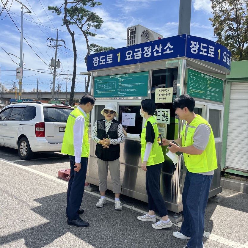 김석우 남동구 도시관리공단 이사장이, 폭염 속 아외 근로자 격려 현장 방문 격려하고 있다. ⓒ 남동구 제공