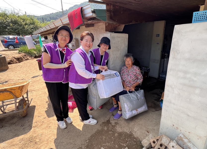 경기도 가평 침수 피해지역민에게 새 침구류를 전달하는 세계평화여성연합 김고은 한국회장 ⓒ 세계평화여성연합 제공