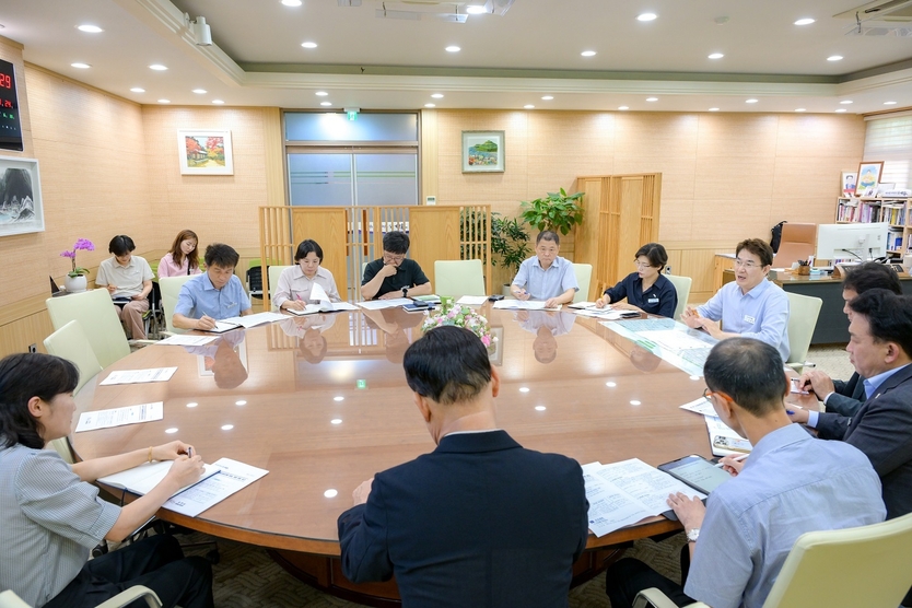 시장실에서 노관규 순천시장을 비롯한 세계유니버시아드 유치 TF 관계자들이 회의하고 있다ⓒ순천시 제공
