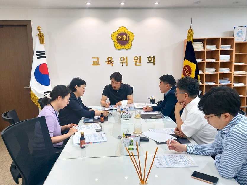 인천시의회 교육위원회 이용창 위원장이 신검단초교 교명 변경은 교육 현장의 상황을 고려한 교명에 대한 간담회를 개최하고 있다. ⓒ 인천시의회 제공
