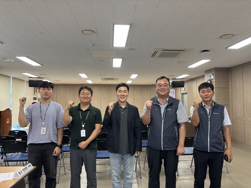 한창한 인천 중구의원(왼쪽에서 세번째)이 신공항하이웨이 소음 담당자 및 인천 중구청 친환경위생과 관계자들과 간담회를 진행하고 기념촬영을 하고 있다.(사진=한창한 인천 중구의원)