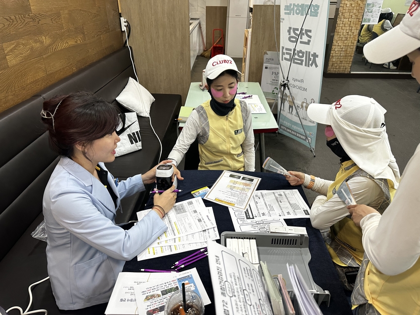 한국건강관리협회 인천시지부가 클럽72를 찾아 임직원을 대상으로 건강캠페인을 실시하고 있다. ⓒ 한국건강관리협회 인천시지부 제공