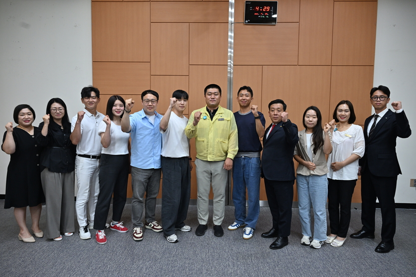 최광호 의원이(사진 중앙) 29일, 완주군의회 1층 문화강좌실에서 지역 청년단체 관계자들과 기념촬영을 하고있다.
