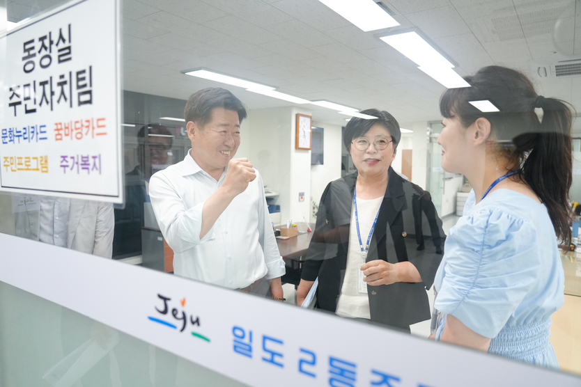 오영훈 지사는 30일 보성시장과 일도2동 주민센터를 방문해 소비쿠폰의 지급·이용 현황을 점검했다.ⓒ자치도 제공
