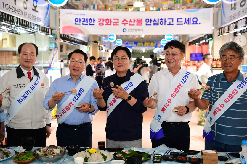 유정복 시장과 박용철 군수 지역 시의원과 관계자들이 안전한 수산물 시음을 하고 있다. ⓒ 강화군 제공