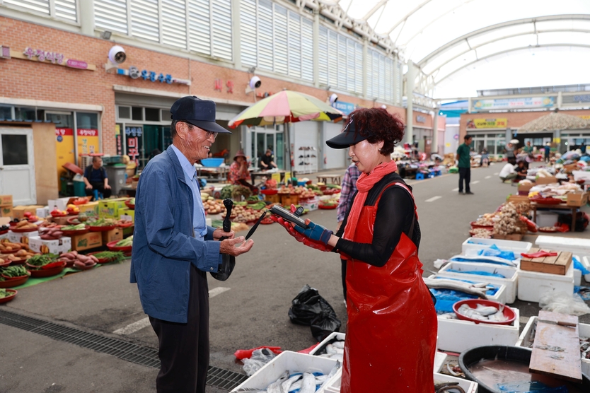 여름철 폭염으로부터 주민과 상인, 시장 방문객을 보호하기 위해 벌교 전통시장 일대에 쿨링포그(Cooling Fog) 시스템 설치를 완료해 가동하고 있다ⓒ보성군 제공