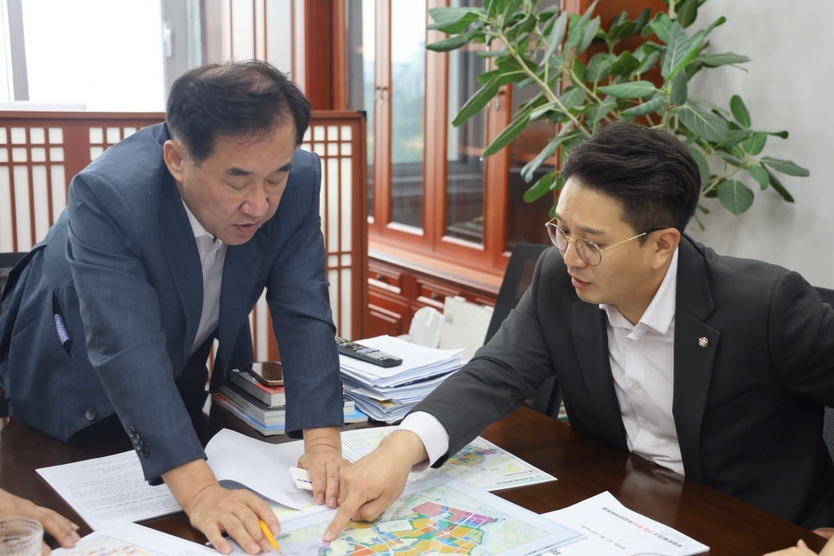 더불어민주당 전용기 의원(오른쪽)이 국회 본청에서 국회 국토교통위원회 맹성규 위원장(왼쪽)과 함께 진안신도시 열병합발전소 건립반대 비상대책위원회 관계자들과 면담을 갖고 있다.@전용기 위원실
