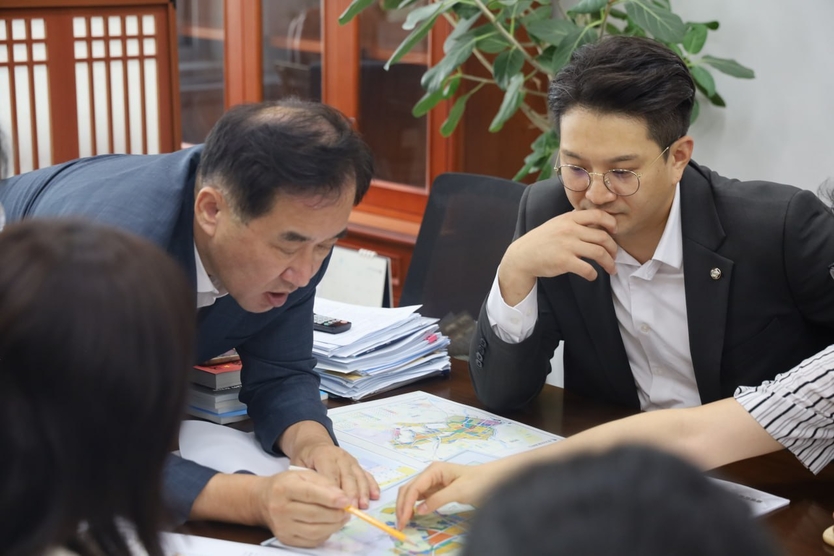 더불어민주당 전용기 의원(오른쪽이 국회 본청에서 국회 국토교통위원회 맹성규 위원장(왼쪽)과 함께 진안신도시 열병합발전소 건립반대 비상대책위원회 관계자들과 면담을 갖고 있다.@전용기 위원실