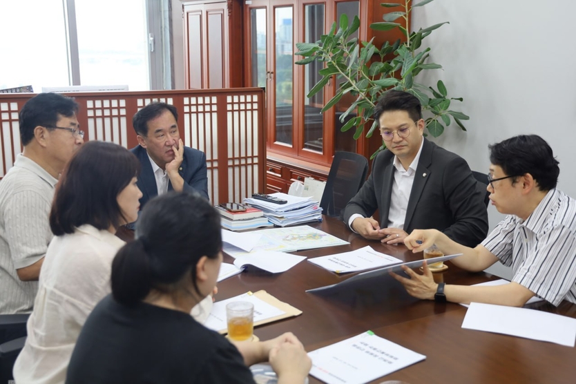 더불어민주당 전용기 의원(오른쪽에서 두번째)이 국회 본청에서 국회 국토교통위원회 맹성규 위원장(오른쪽에서 세번째)과 함께 진안신도시 열병합발전소 건립반대 비상대책위원회 관계자들과 면담을 갖고 있다.@전용기 위원실
