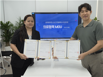 이청희 총괄본부장과 다문화이주여성단이 업무협약 체결 후 기념촬영을 하고 있다. ⓒ 해피스치과 제공
