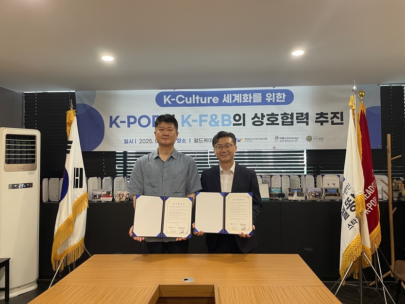 비엠스인터내셔날(대표 박정근)과 월드케이팝센타(대표 박성진)가 K-컬처 세계화를 위해 새로운 문화 콘텐츠를 개발하고, 한류 확산에 힘쓰기로 하는 내용의 업무협약(MOU)을 체결했다. ⓒ 비엠스인터내셔날 제공