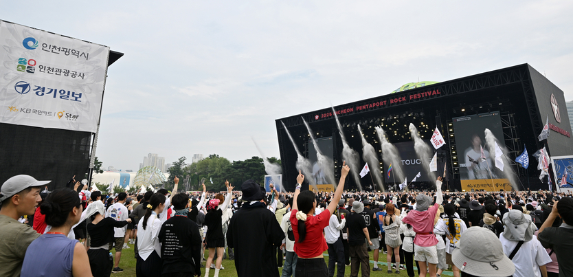 '2025 인천 펜타포트 락 페스티벌' 공연을 펼치고 있다. ⓒ 인천시 제공