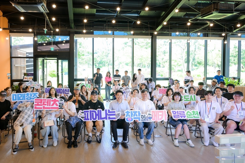 지난 26일 노관규 순천시장이 2025 순천로드 창작캠프 웹툰 메이커톤 창작자들과 함께ⓒ순천시 제공