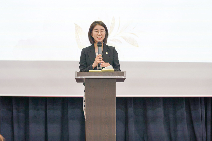 ㈔세계여성평화그룹(IWPG) 윤현숙 전 대표가 1일 서울 스페이스쉐어 서울중부센터에서 열린 대표이사 이·취임식에서 이임사를 하고 있다. ⓒ IWPG 제공