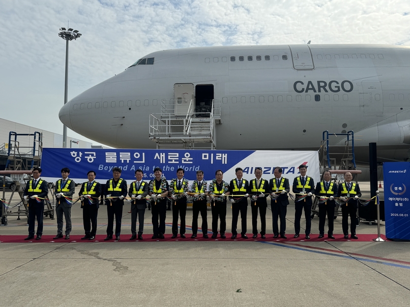 지난 1일 인천공항 화물터미널에서 열린 ‘에어제타 출범 첫 항공편 운항 기념행사’에서 인천국제공항공사 김창규 운영본부장(사진 왼쪽에서 4번째), 소시어스 이병국 대표(사진 왼쪽에서 5번째), 에어제타 김관식 대표(사진 왼쪽에서 10번째) 및 관계자들이 기념촬영을 하고 있다. ⓒ 인천국제공항공사 제공