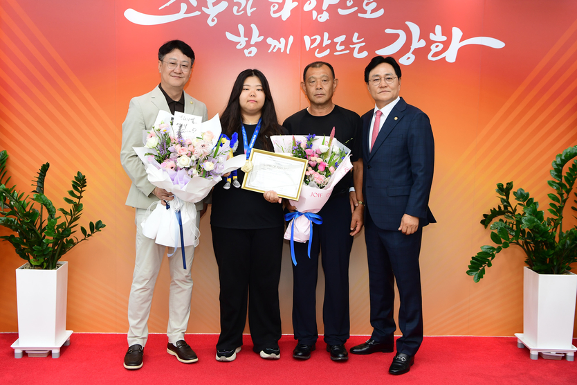 박용철 강화군수가 강화의 딸 양궁 김수연 선수, 2025 라인-루르 세계대학경기대회 금메달 쾌거를 올려 기념촬영을 하고 있다. ⓒ 강화군 제공