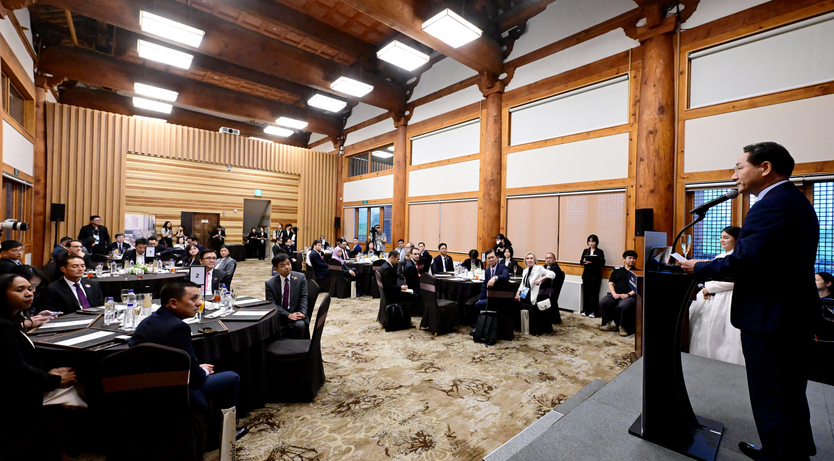 유정복 인천시장이 4일 연수구 경원재에서 열린 'APEC 2025 디지털 ·AI 장관회의 만찬'에서 건배사를 하고 있다. ⓒ 인천시 제공