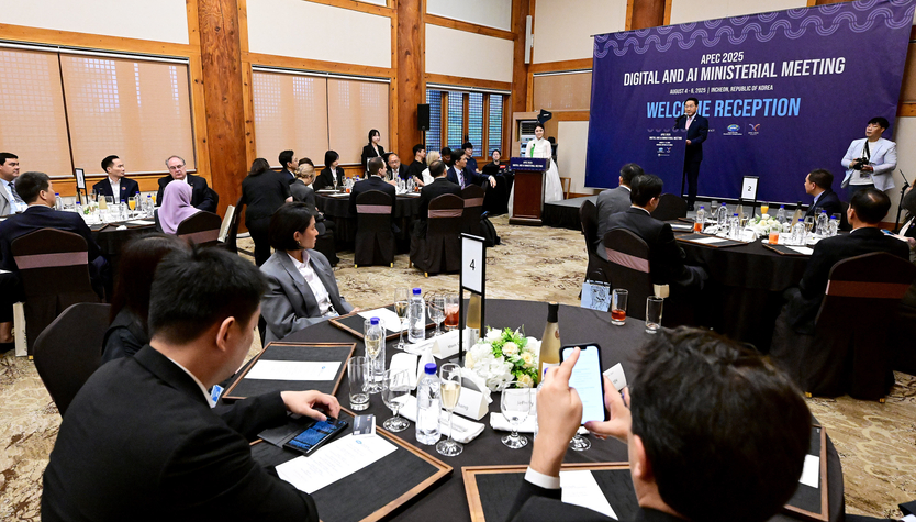 유정복 인천시장이 4일 연수구 경원재에서 열린 'APEC 2025 디지털 ·AI 장관회의 만찬'에서 건배사를 하고 있다. ⓒ 인천시 제공