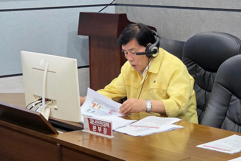 문경복 옹진군수가 옹진군 호우관련 긴급 대책회의 개최하고 있다. ⓒ 옹진군 제공