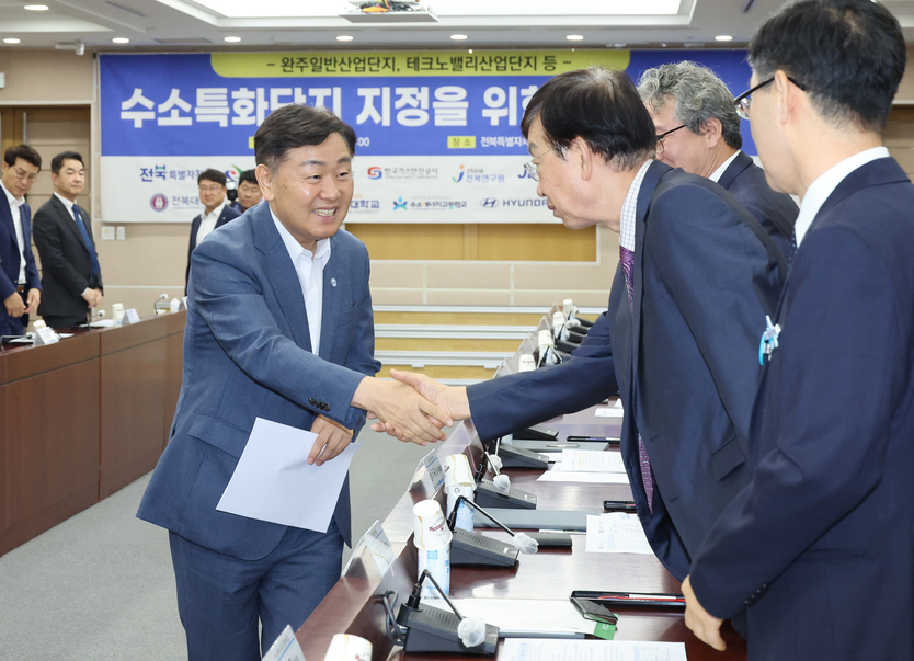 완주 수소특화단지 지정 공모 대응을 위한 업무협약을 체결하고 관계자들이 기념촬영을 하고 있다.ⓒ자치도 제공