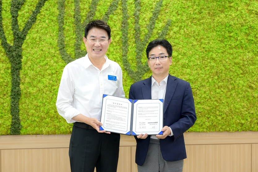 5일 노관규 순천시장(좌)과 허민수 (주)우주텍 대표(우)가 순청시청 회의실에서 업무협약을 체결하고 기념촬영을 하고 있다ⓒ순천시 제공