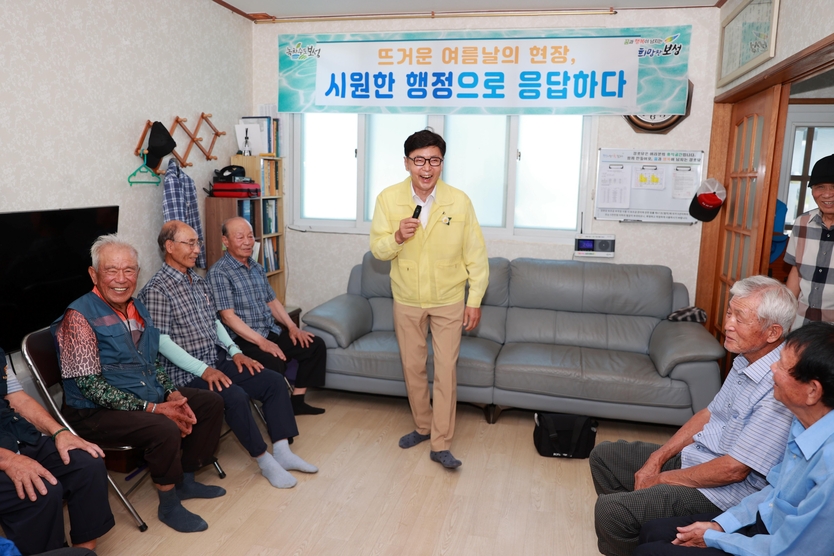 김철우 보성군수가 폭염대비 민생현장을 방문하고 있다ⓒ보성군 제공