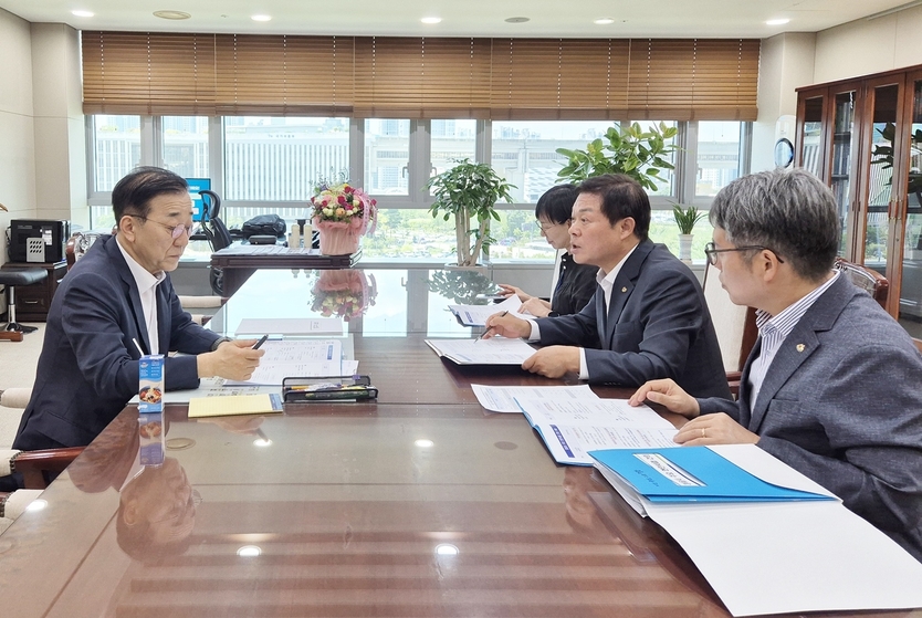 이학수 정읍시장, 김윤덕 국토부 장관에 핵심 현안 5건 국가예산 확보 건의ⓒ정읍시 제공