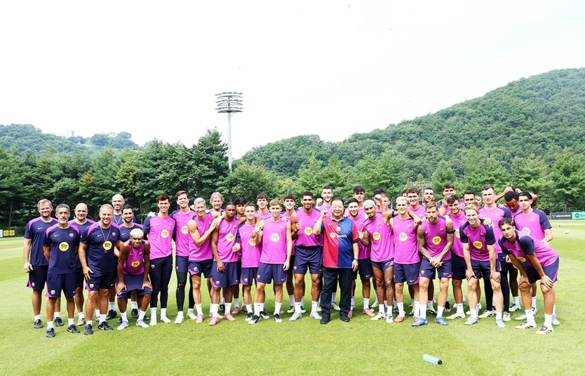 세계적 명문 FC바르셀로나, 파주 NFC에서 훈련중 기념촬영을 하고 있다. ⓒ 파주시 제공