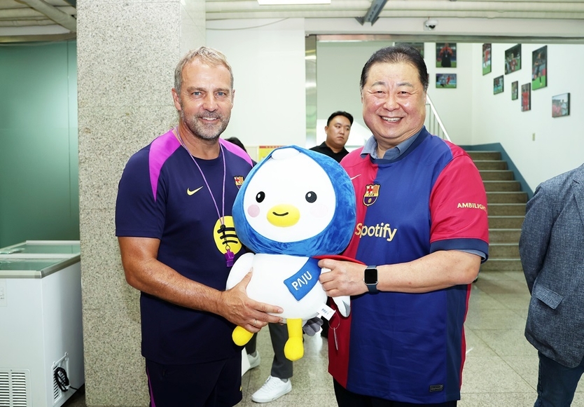 세계적 명문 FC바르셀로나, 파주 NFC에서 훈련중 김경일 파주시장이 기념품을 전달하고 있다. ⓒ 파주시 제공