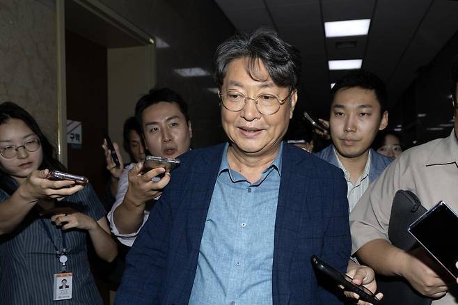 이춘석 더불어민주당 국회의원 기자들의 질의에 국회를 나서고 있다.