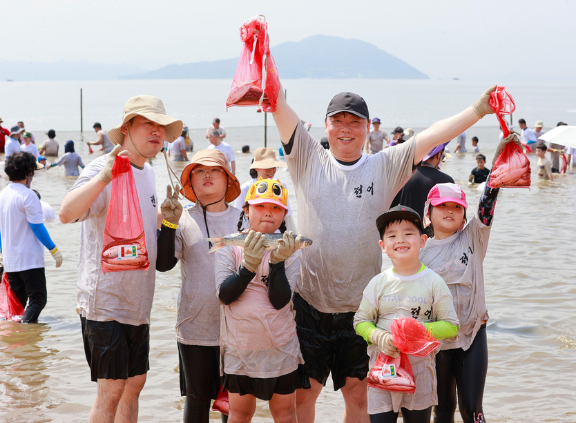 보성 전어 축제에서 전어 잡았어요~ (2024년 보성전어축제)ⓒ보성군 제공