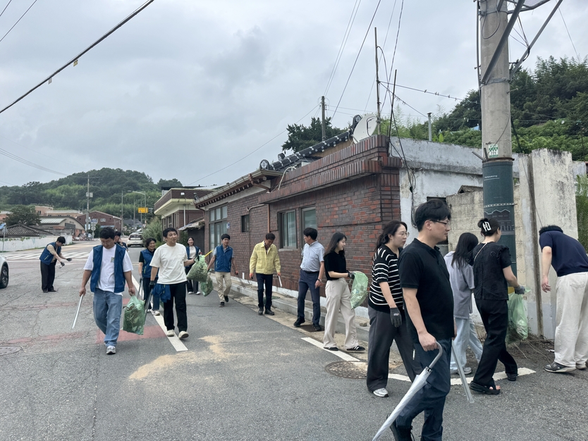 6일 함평읍 일대 대민 지원_배수로 정비 및 청소 모습ⓒ함평군 제공