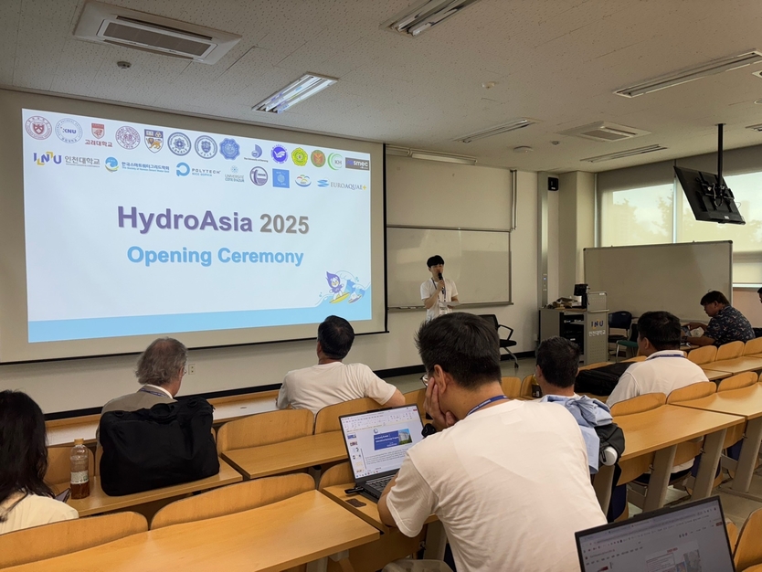인천대가 ‘제18회 하이드로아시아(HydroAsia 2025)’를 개최에 참가 학생이 발표를 하고 있다. ⓒ 인천대 제공