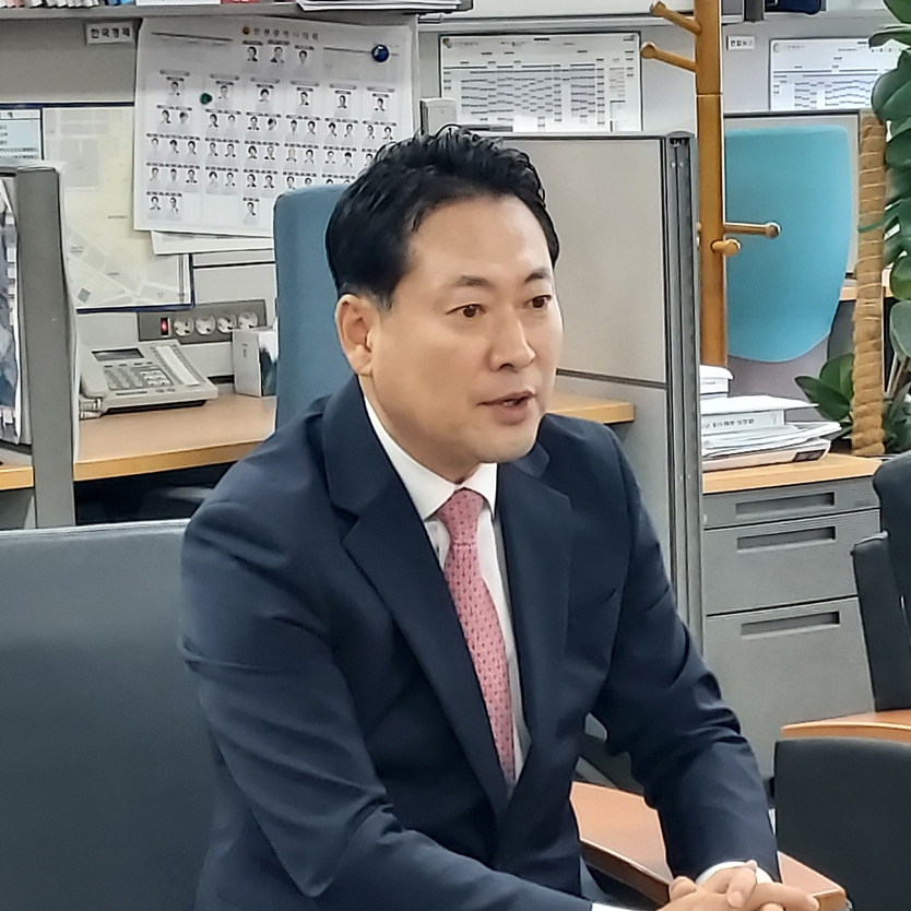국민의힘 당 대표 선거에 출마한 장동혁 의원 인천시청 기자실을 방문해 기자들과 대함을 하고 있다. ⓒ 우리일보 db