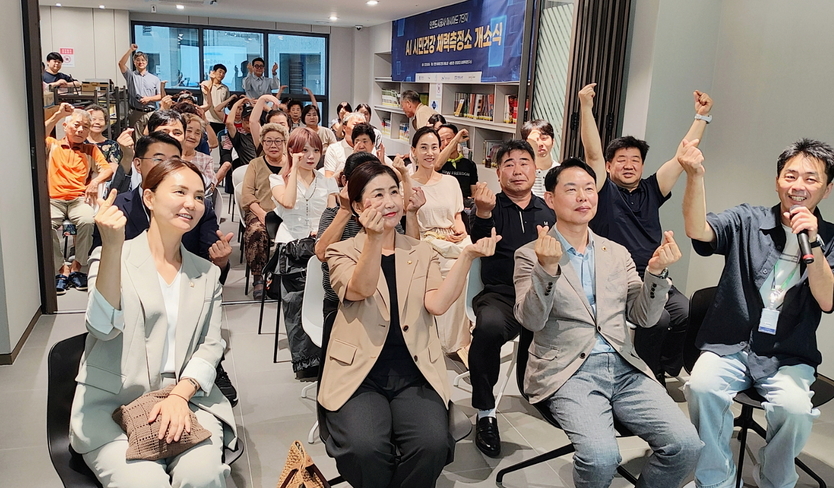 인천도시공사가 6일 구월아시아드선수촌 7단지에서 'AI 시민건강 체력측정소' 개소식 스마트 건강 서비스 제공 하고 있다. 임춘원 인천시 시의원, 이유경·이용우·김은숙 남동구의원,)이 참석하고 있다. ⓒ 인천도시공사 제공