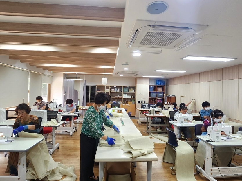 한국생활개선보성군연합회 의생활연구회원들 삼베 이불을 제작하고 있다ⓒ보성군 제공