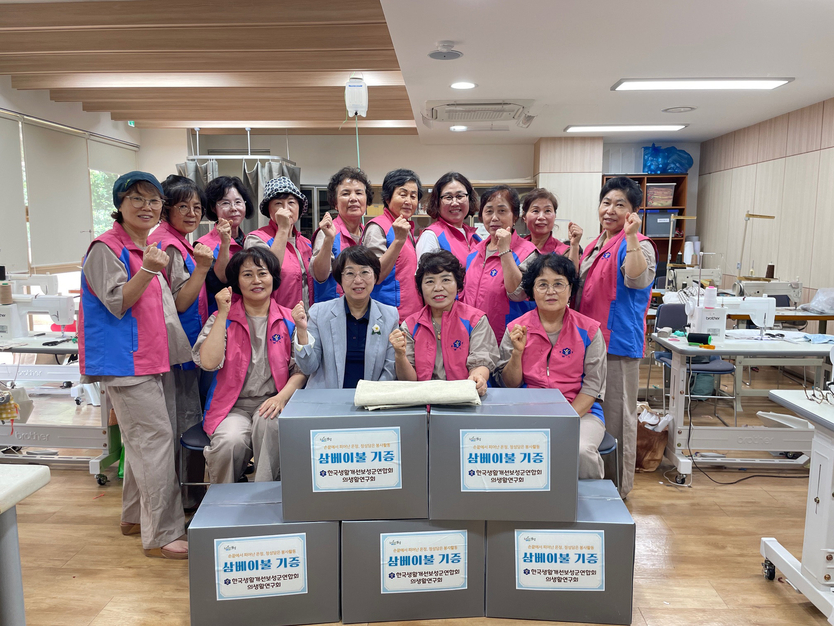 한국생활개선보성군연합회 의생활연구회원들이 직접 제작한 삼베 이불 20채를 관내 요양시설에 기증했다ⓒ보성군 제공