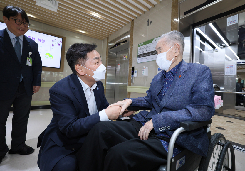 김관영 전북도지사 광복절 기념 이석규 애국지사 위문방문ⓒ 자치도 제공